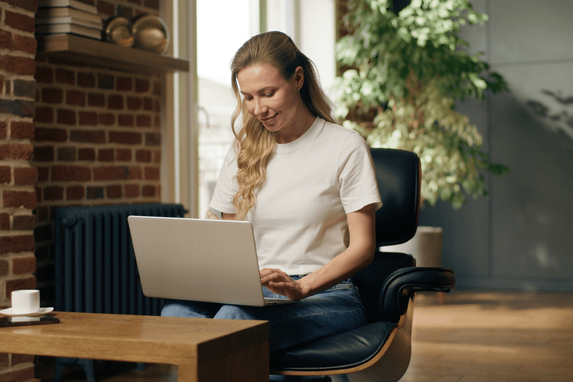 kobieta-pracuje-z-laptopem