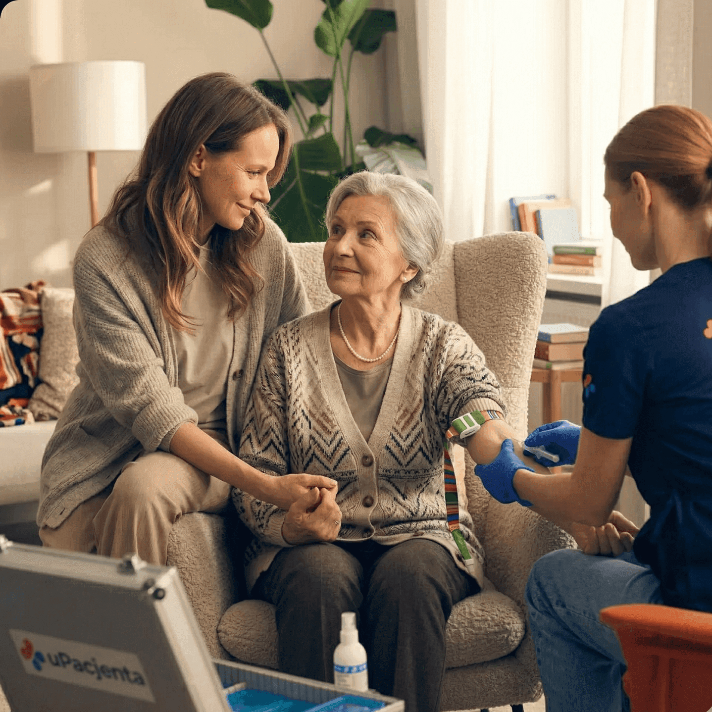 Córka towarzyszy mamie podczas domowego pobrania krwi — badania dla rodziny w domu