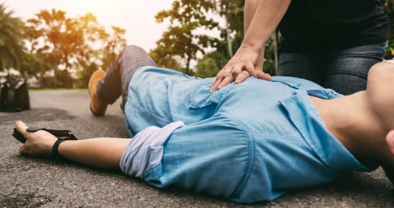 Pierwsza pomoc krok po kroku. Sprawdź, jak należy jej udzielić w prawidłowy sposób! - okładka