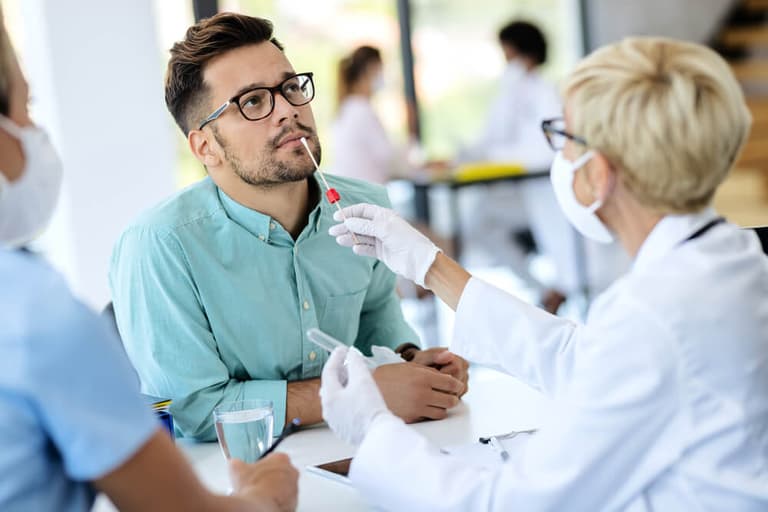 Przypadki zakażeń wśród zaszczepionych. Jako pracodawca nie rezygnuj z testów!