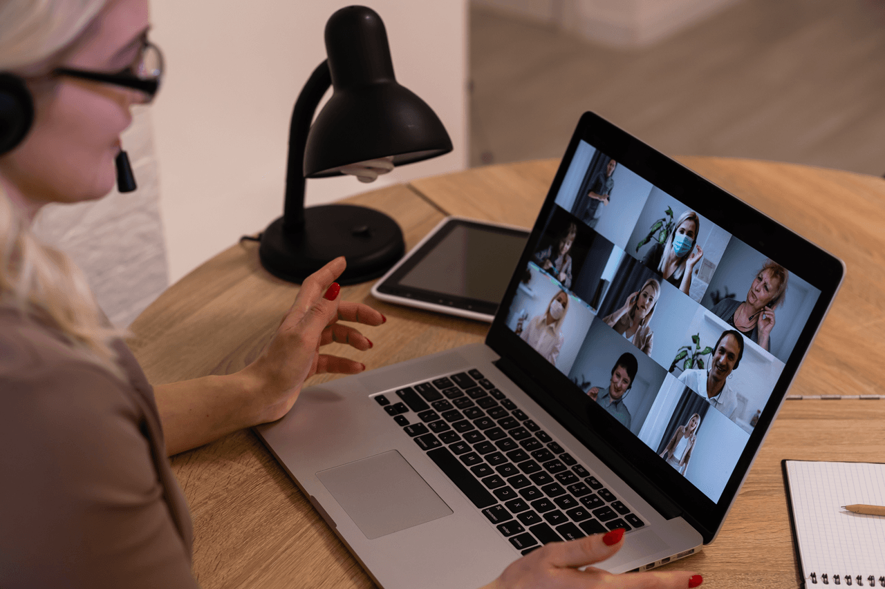 kobieta-z-komunikatorem