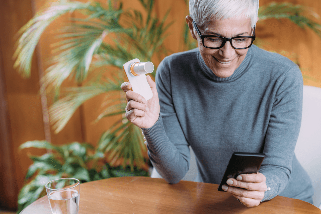 kobieta-ze-spirometrem