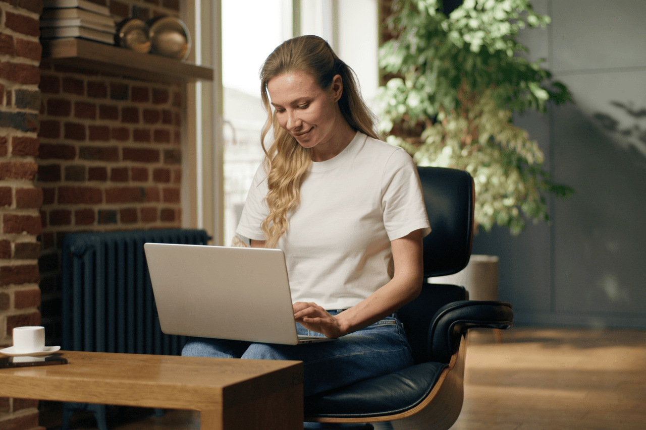 kobieta-pracuje-z-laptopem