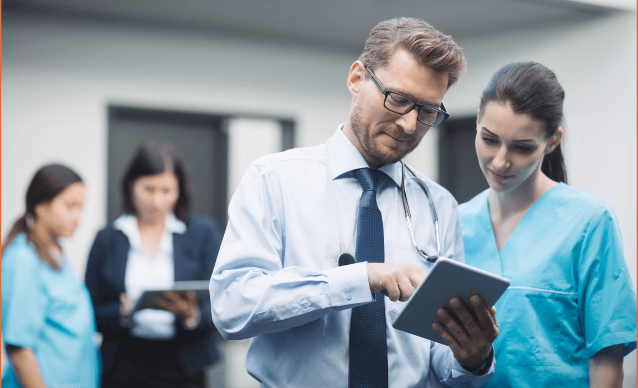 biznesmen-z-tabletem-rozmawia-z-pielegniarka