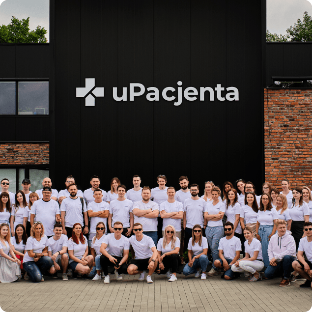 Zespół uPacjenta przed siedzibą firmy