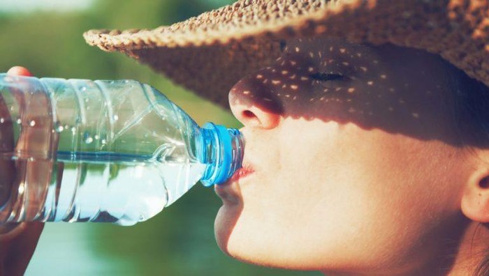 Nawodnienie organizmu: sprawdź, ile wody dziennie pić!
