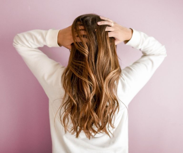 Co poradzić na wypadanie włosów? To zależy od przyczyny!