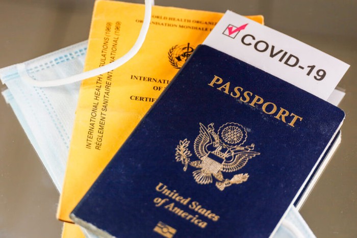 Paszporty szczepionkowe. Czy zwolnią podróżnych z testów?