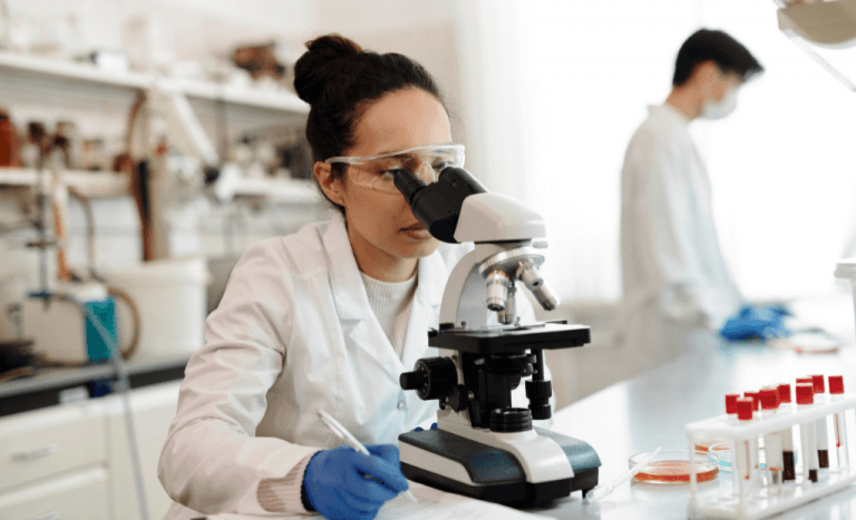 Diagnosta laboratoryjny – rola i wpływ tego zawodu w medycynie