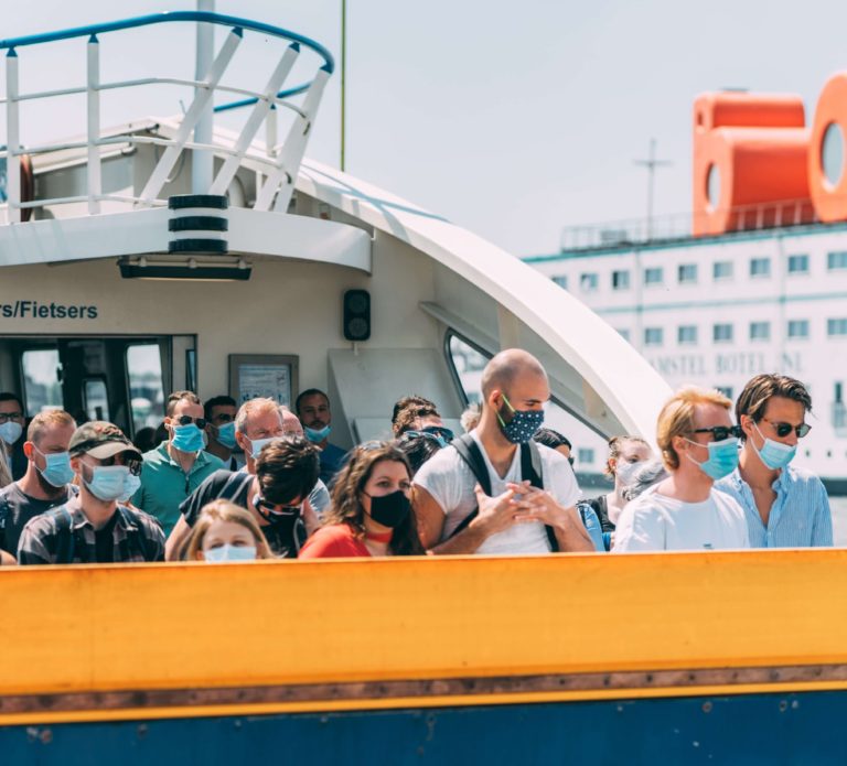 Jak bezpiecznie podróżować w czasie pandemii koronawirusa?