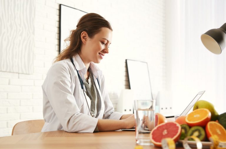 Dietetyk kliniczny – czym się zajmuje? Gdzie przyjmuje?